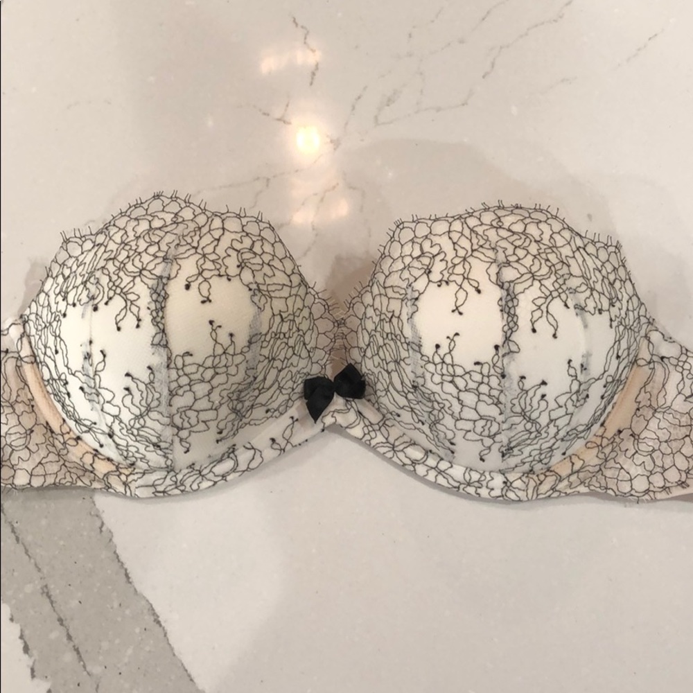 Victoria’s Secret 32D very sexy strapless bra